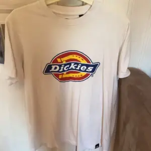Vit dickies T-shirt, anväd få gånger! Storlek small, köpt för 300kr