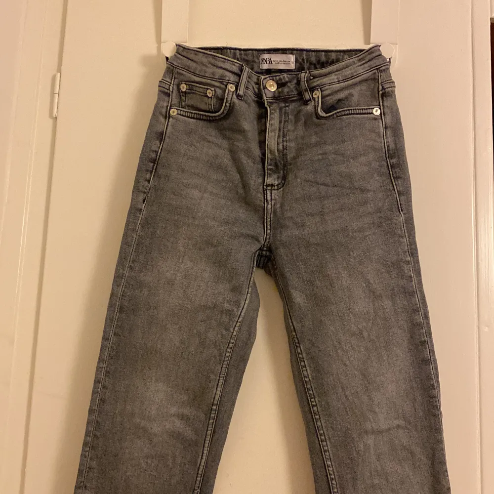 Gråa Zara jeans som var trendiga. (Skinny-jeans split). Flera bilder kan skickas.. Jeans & Byxor.