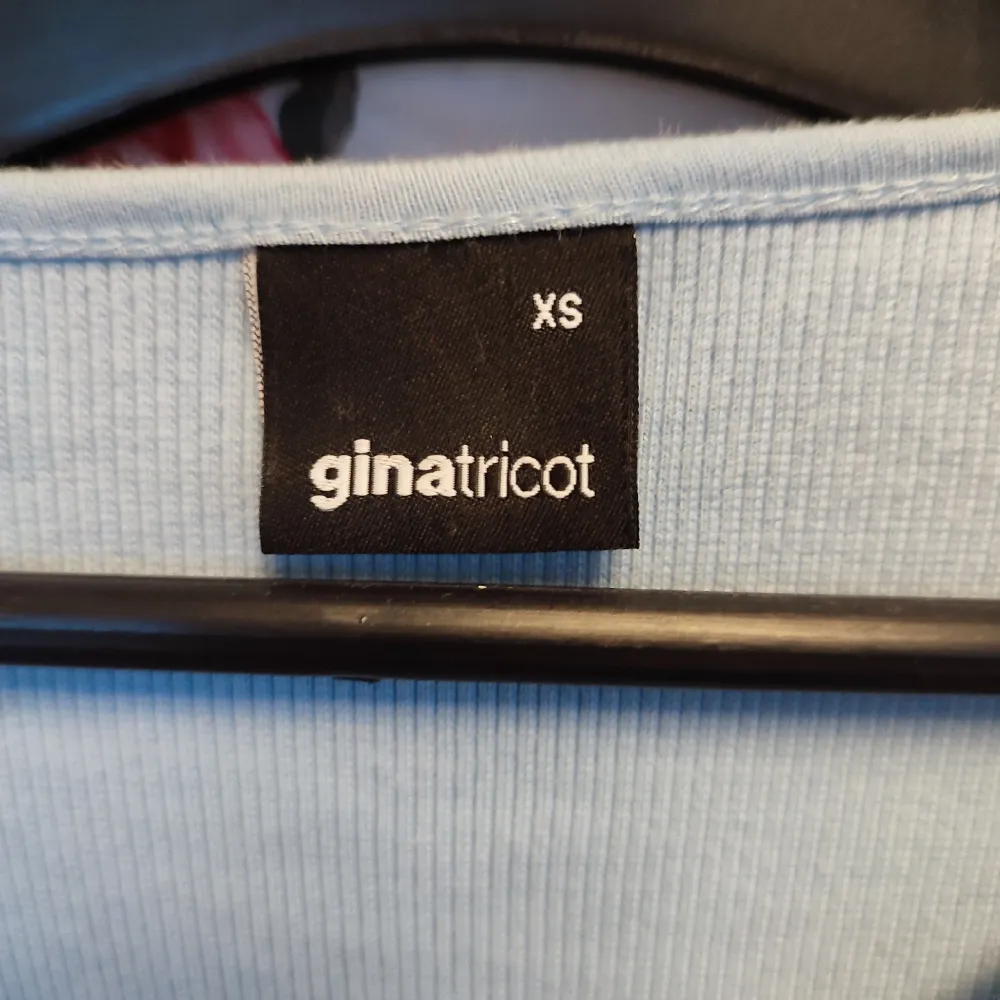 Ribbad långärmad tröja från Gina Tricot i storlek xs, den är verkligen jättefin på den är bara lite tight i armarna för mig, så passar någon i storlek xs eller mindre. Använd en gång.. Tröjor & Koftor.