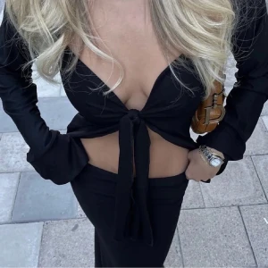 Svart topp - Säljer då den inte kmr t användning