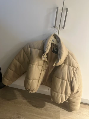 Zara jacka i xs - Har vuxit ur min fina zara jacka tyvär så hoppas ngn annan kan få användning av den