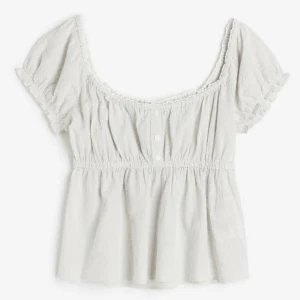 Blus - Säljer denna blus från hm då den inte kommer till användning! Superfint skick, aldrig använd 💞bilderna är från h&ms hemsida!