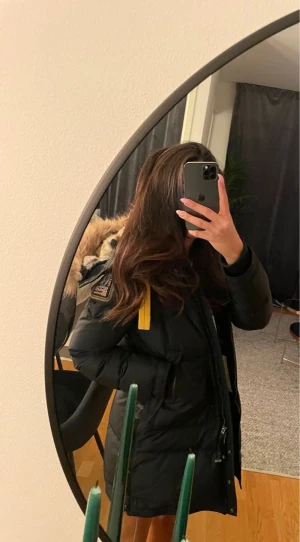 Parajumper Longbear XXS - Parajumper longbear Storlek xxs  Använd två vintrar Defekt små hål i ärmslutet annars fräsch