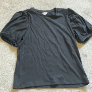 Gulligaste puffärm toppen! - Ser grå ut men är svart! Nypris 365, säljer för 250! Använd 1 gång. Storlek Xs. Märket är object! Köp gärna med köp nu!!