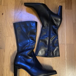 Läderstövlar - Oanvända, i bra skick. Köptes på Vinted, säljer pga av att de är för små. Jag har stl 38-39 i skor och de var för små för mig.   Kan mötas upp i Stockholm. 