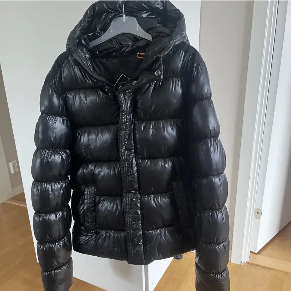 Helt oanvänd, slutsåld dunjacka från superdry! Köptes här på Plick för nån dag sedan, men måste sälja då den var för stor. :( jätte bra skick, och säljer därför bara vid bra pris! Funkar för dam och herr. . Jackor.