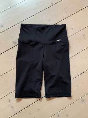 Biker shorts Aim’n - Svarta cykelbyxor från Aim’n, aldrig använda. Säljer pga för små.