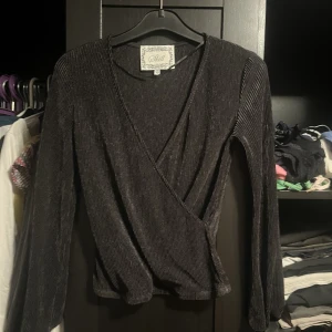 Svart snygg långärmad - Snygg långärmad med snygga ärmar och urringning 💞