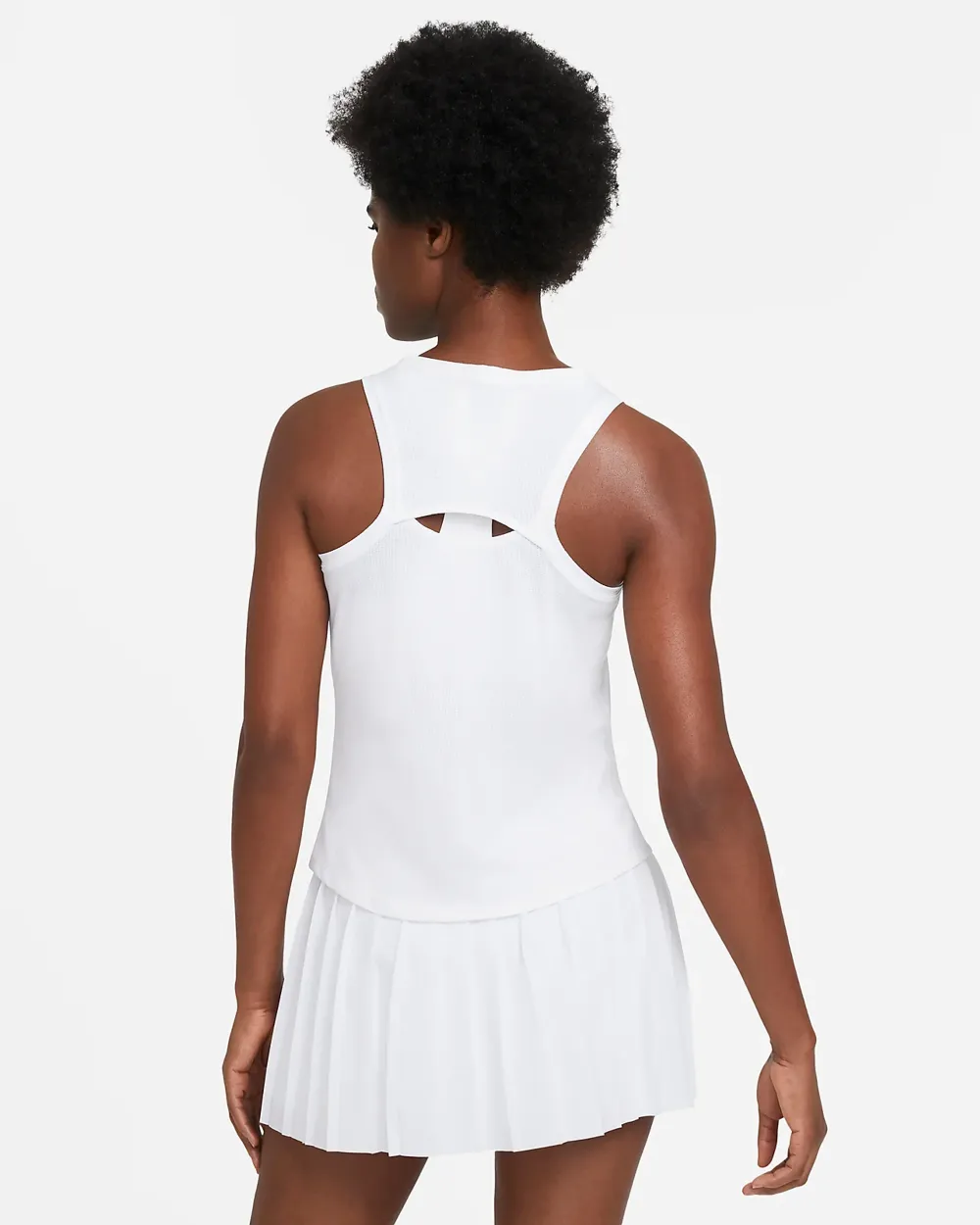 Tennis linne från Nike. Vit med V-ringning. Luftigt och skönt linne, använd fåtal gånger och är i bra kvalitet. Storlek S och färgen vit.. Toppar.