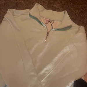 En tröja från lager  - Den har ett väldigt bra material jättebra på våra,höst och vinter. jag säljer  den eftersom den har blivit för liten för mig.