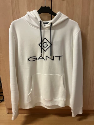 Gant hoodie - Helt ny, prislappen kvar, Mndre i storleken, nypris 1199kr kom med prisförslag 