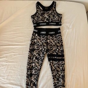 Träningssätt från stronger i djurmönster. Långa tight + sport BH - Super fint träningssätt från stronger som jag tyvärr intr använder längre. Skönt och stretchigt material💗. Storlek S. Sälj på hemsidan för: Tights: 799kr Sport BH: 399 Säljer hela sättet för: 499kr (pris går att diskuteras)❤️