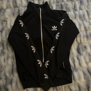 Adidas originals zip hoodie - Fin zip Hoodie från adidas originals. Tunnare material än de som säljs idag med detaljer på armarna istället för 3 sträck. Mycket fint skick, inga anmärkningar. 