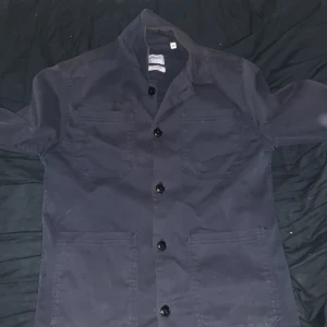 J Lindberg  - En j lundberg overshirt ja har använt en gång o inte använder längre 