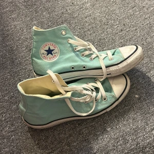 Converse blå - Säljer dessa turkosa concerse som är använda ett fåtal fånget. Lite smutsiga (går bort om man torkar av dom) 💗