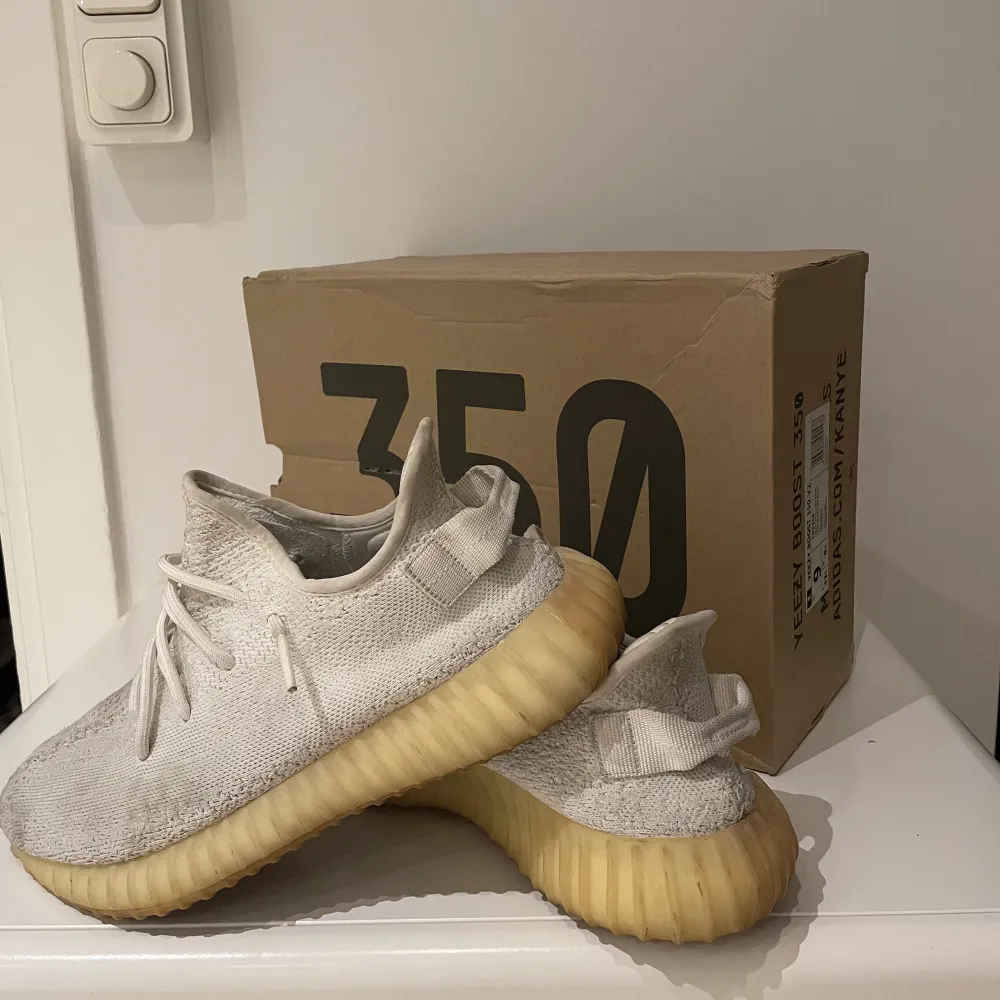 Yeezy Boost 350 v2 - cream white. Storlek 42 & 2/3.  Orginal låda medföljer. . Skor.