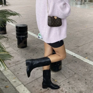 Boots - Snygga boots i pu-läder inköpt på el corte ingles i Spanien. Knappt använda. Nypris 600kr🌸
