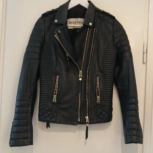 Biker jacka Boda Skins - Aldrig använd men guld rosé dragning. Finns i butik nypris 5100kr. 