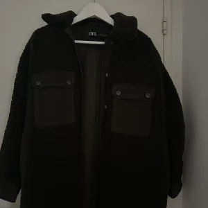 Mörkgrön fleecejacka  - Superskönt och otroligt varm fleecejacka från zara! Inte använd många gånger. Passar perfekt nu till hösten och vintern🍂🐻