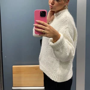 Vit stickad tröja - En oversized stickad tröja från NA-KD 