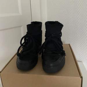 Inuikiis klassiska och snygga vinter sko i svart mocka och läder! De ultimata skorna nu till hösten och vintern. Använd fåtal gånger så är i fint skick! 