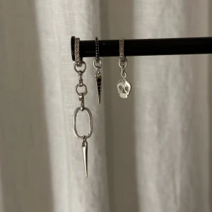 L8 Hasselblad örhängen  - Säljer helt oanvända örhängen från L8 Hasselblad.   Långa niten: 550kr (nypris 750kr)  Svarta niten: 150kr (nypris 250kr)  Dödskallen: 150kr (nypris 250kr)