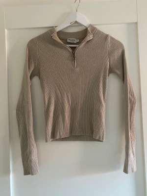 Tröja  - Tröja från NA-KD i storlek XXS, men skulle säga passar som XS. Väl använd men väldigt bra skick 