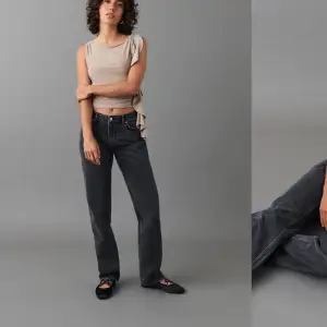 Säljer dessa jeans då de inte kommer till användning längre! Sjukt snygg modell funkar till allt🫶🏼 Nyskick🌟