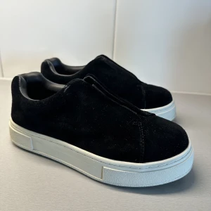 Skor  - Säljer mina eytys skor i storlek 37, använda en gång🌸