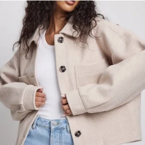 Beige kappa - Säljer denna fina kappa från nakd! Endast använd några gången men det syns inte. Srl 32 men passar 34/38 oxå. Priset kan diskuteras men 200-250. Nypris ca 800