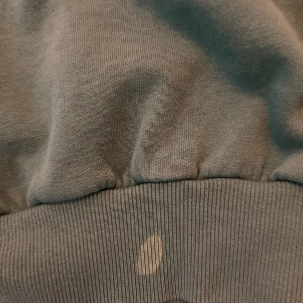 Oversize tröja från Pull & Bear. Använd ett fåtal gången. Har en blekningsfläck nedtill (se 3:e bilden) priset kan diskuteras. Hoodies.