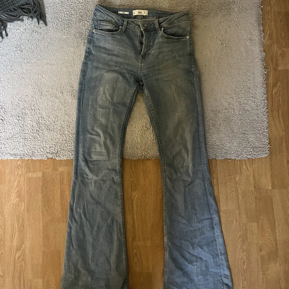 Ett par jeans som har använts en del, dem har gått sönder lite gran längst ner💕 mid waist jeans . Jeans & Byxor.