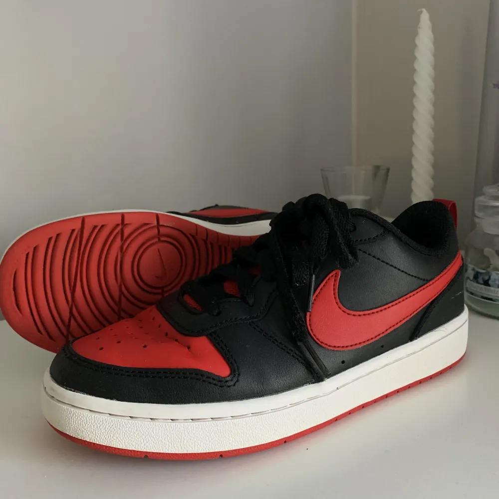 Nike Dunk Low skor, storlek 39. Röda/ svarta sneakers. Säljer pga att dom inte är min stil längre, använda fåtal gånger! Nypris 1399:- säljes nu för mer än halva priset! Om annat pris skulle önskas så kan det diskuteras! Vid frågor, skriv i dm🙏🏼😊. Kengät.