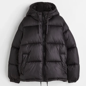 Svart vinterjacka  - Jag säljer min fina jacka från HM som var mycket populär förra vintern och även denna! Den har inga tecken på skador. Jackan är från förra vintern. 