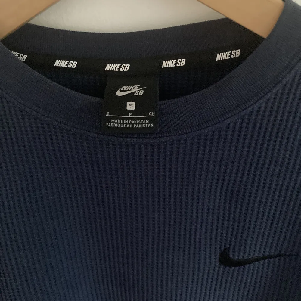 Den här Nike sb tröjan är i väldigt bra skick. Den har en broderad Nike logga på bröstet och en subtil lapp nere på baksidan där det står Nike sb - Oski. Det står storlek S men jag tycker mer den passar som M. Pris kan variera. . Hoodies.