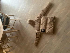 Vinterjacka  - En skön vinterjacka som har använts lite en vinter.  Är från Boohooman.  Har en fläck vid ena sidan se bilden ovan. 