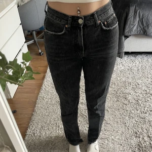Jeans Gina Tricot - Inköpta från Gina Tricot, inga skador/anmärkningar! Hödmidjade med slits på insidan. Nypris ca 500kr 💕