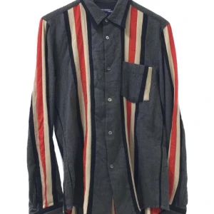 Junya watanabe skjorta - En ull patchwork Junya skjorta i japansk L (så sitter mer som en M) från AD2002 kollektionen Väldigt bra skick med tanke på åldern inga täcken på användning  Pris kan diskuteras  