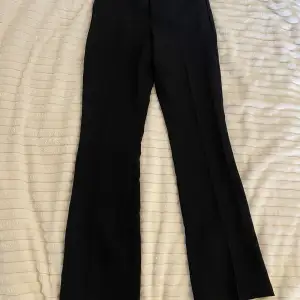 Svarta kostymbyxor i storlek 36 från bikbok. Helt oanvända med prislapp kvar. Pressveck fram på benen, fickor fram och fejk fickor bak. Heter ”Vilma”