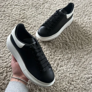 Alexander Mcqueen - Stilrena Alexander Mcqueen skor till dam, i storlek: 37. Givetvis äkta med medföljande box, tags, dustbags och extra snören. Nypris ligger på 4700 SEK. Skicket är i princip nyskick, har använts ca en gång men inget som varken märks eller syns. 