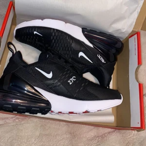 Nike air 270 - Man får lådan med på köpet, mycket bra skick inga hål, som nya. Köpa för 1500kr, pris kan absolut diskuteras💞