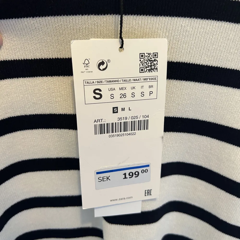 Säljer denna söta tröja från zara då den inte kommer till användning. Den är i helt nyskick alltså aldrig använd. Prislapp är kvar. Pris går att diskuteras. Köparen står för frakten.. T-shirts.