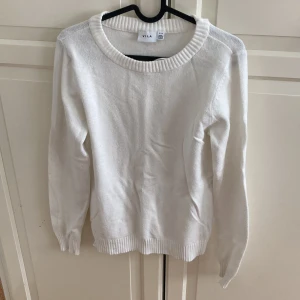 Stickad tröja vila - Superfin stickad tröja från vila, storleken är xs men passar mer som S. Jag brukar ha S och på bild 3 ser man hur den är på mig. 