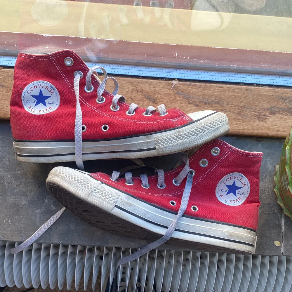 Röda converse i storlek 39❤️säljer dessa på grund av att de tyvärr är för små. skorna är i bra kvalite och har  inte några hål eller liknande. Köpare står för frakt❤️. Skor.
