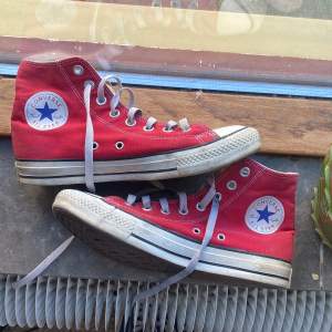 Röda converse i storlek 39❤️säljer dessa på grund av att de tyvärr är för små. skorna är i bra kvalite och har  inte några hål eller liknande. Köpare står för frakt❤️