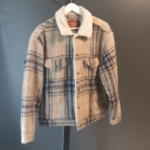 Levi's TRUCKER Vinterjacka - Levi's TRUCKER UNISEX Vinterjacka - camel/blue  Använt den en vinter och sedan lagat oanvänd i cirka ett år.  Väldigt varm och skön. Inga skador eller brister, ser exakt likadan som när jag fick den.