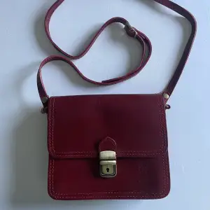 A beautiful vintage, burgundy Florence bag. Made in Italy and is high quality leather.  Measurements: Width:20 cm Height:17 cm Depth:8 cm