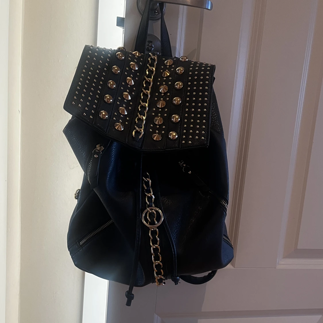 Svart väska med guld nitar