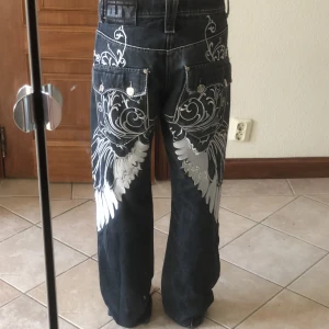 Jeans  - Jeans, köptes på plick. Bra skick. Passar på mig som är 170. Midjemåttet är 39 tvärs över. 