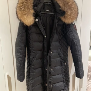 Rock and blue jacka  - Rock and blue vinterjacka , Storlek 38 , i använt skick, det finns ett litet märke på jackan på ena armen men det syns knappast 🌸